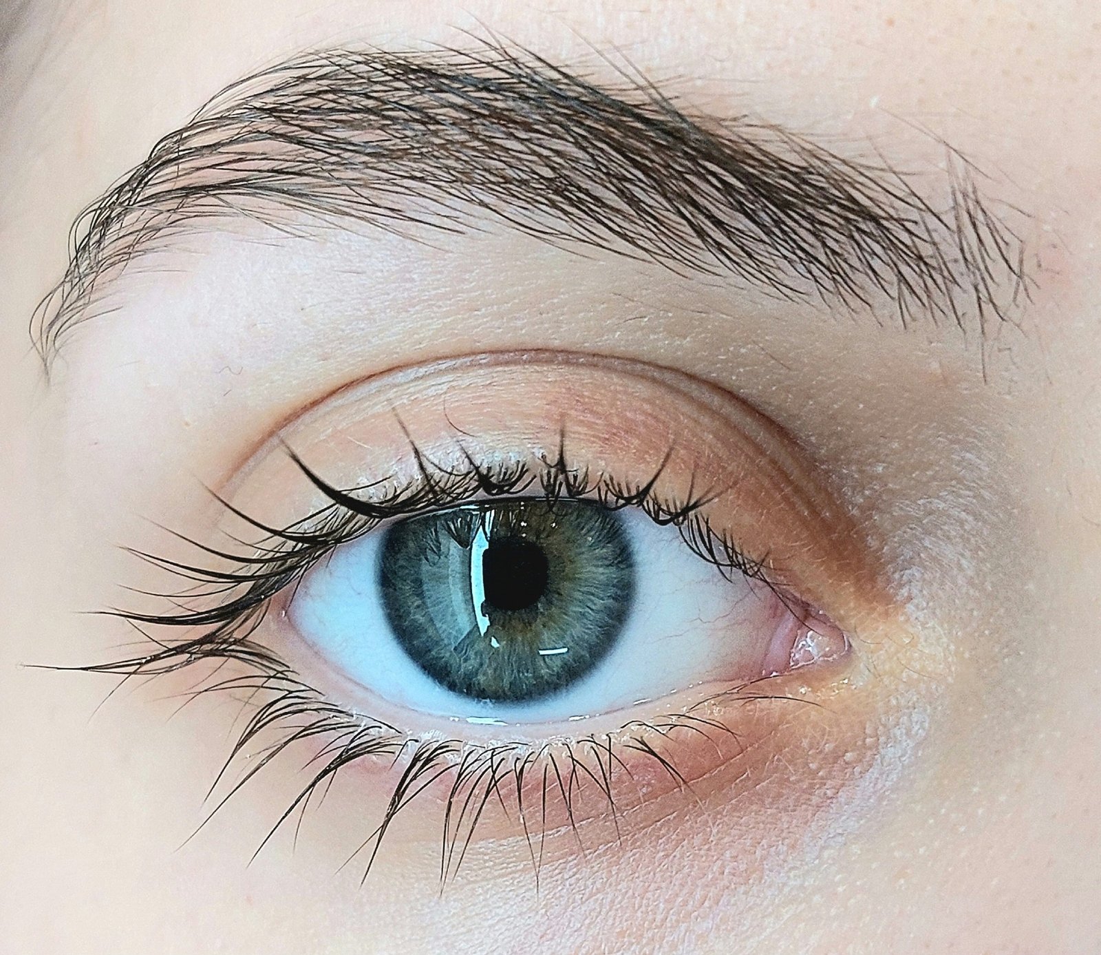 Detalle de una ceja y mirada de ojos claros
